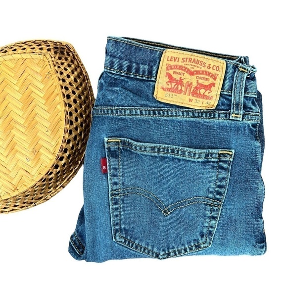 Levi Strauss & Co Distressed Cut Off Light Wash Denim Women's Jean Shorts Sz 12 - Picture 2 of 16